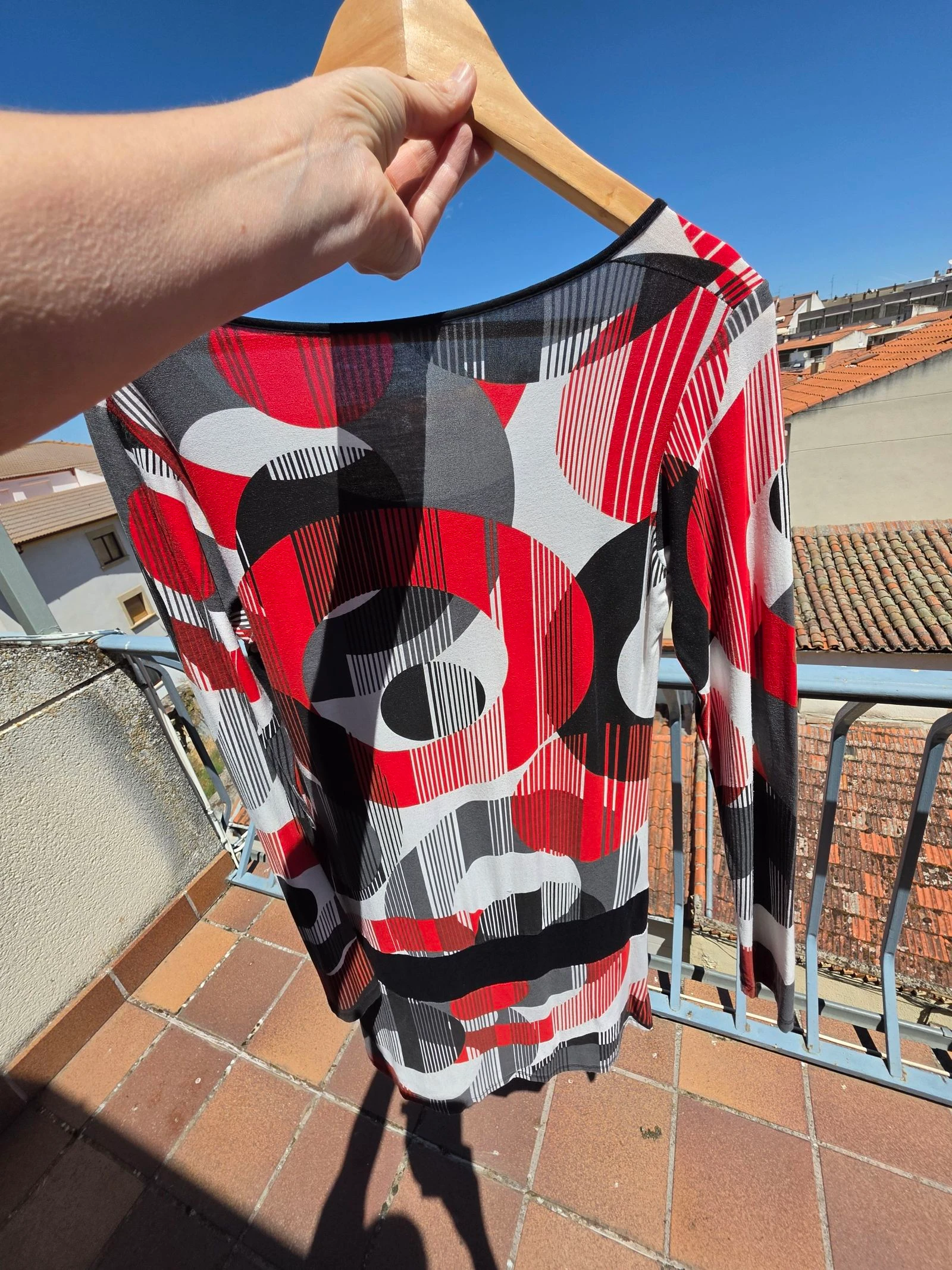 Short dress with a print in red, white, and black tones – photo 2